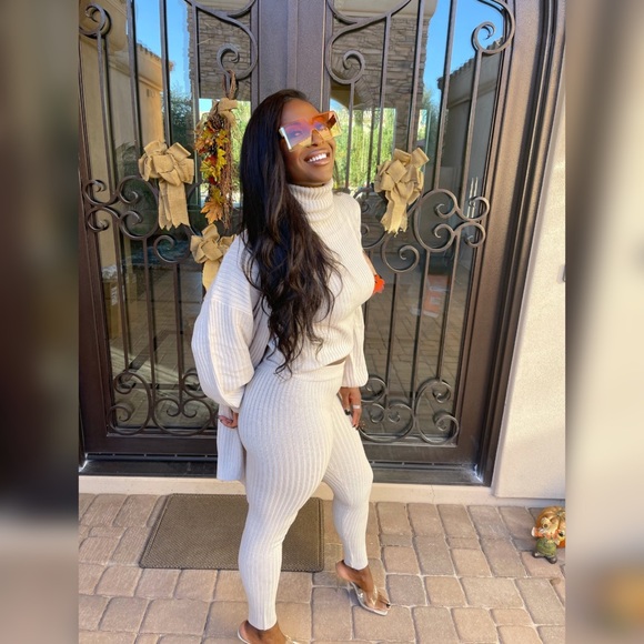 Rich Auntie Set (in Cream) - Picture 3 of 5